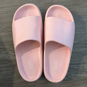 Mad Live size 8 plastic slides
